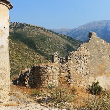 Mpolanos Guesthouse Himare Esterno foto