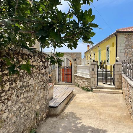 Mpolanos Guesthouse Himare Esterno foto