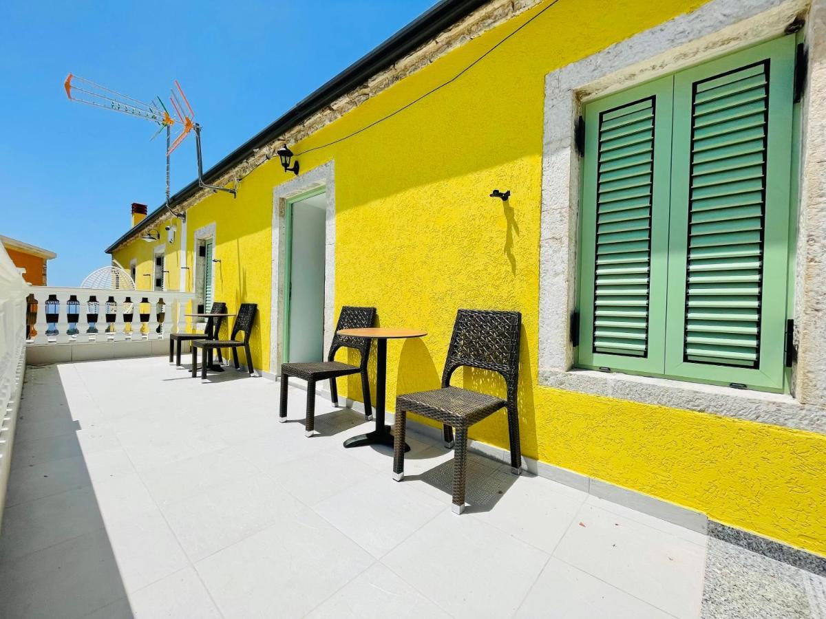 Mpolanos Guesthouse Himare Esterno foto
