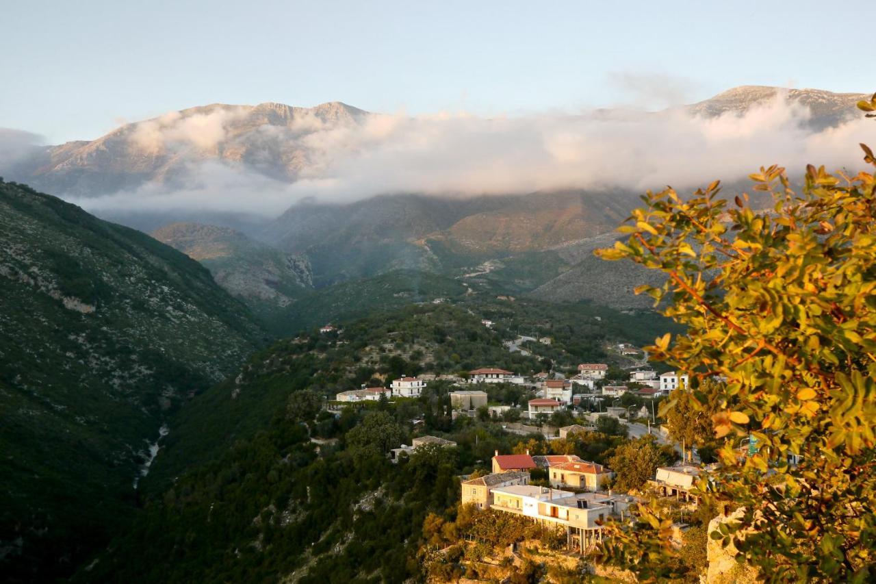 Mpolanos Guesthouse Himare Esterno foto