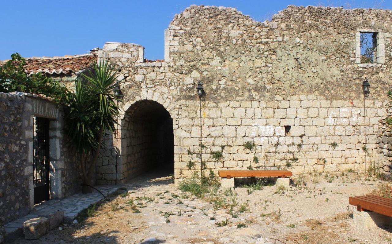 Mpolanos Guesthouse Himare Esterno foto
