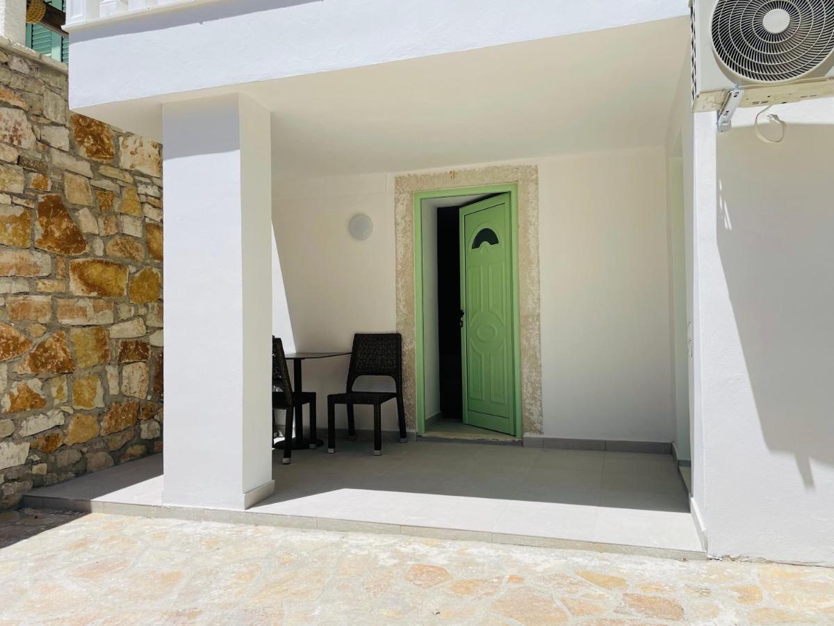 Mpolanos Guesthouse Himare Esterno foto