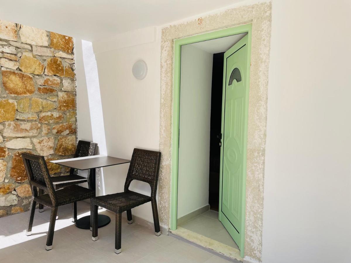 Mpolanos Guesthouse Himare Esterno foto