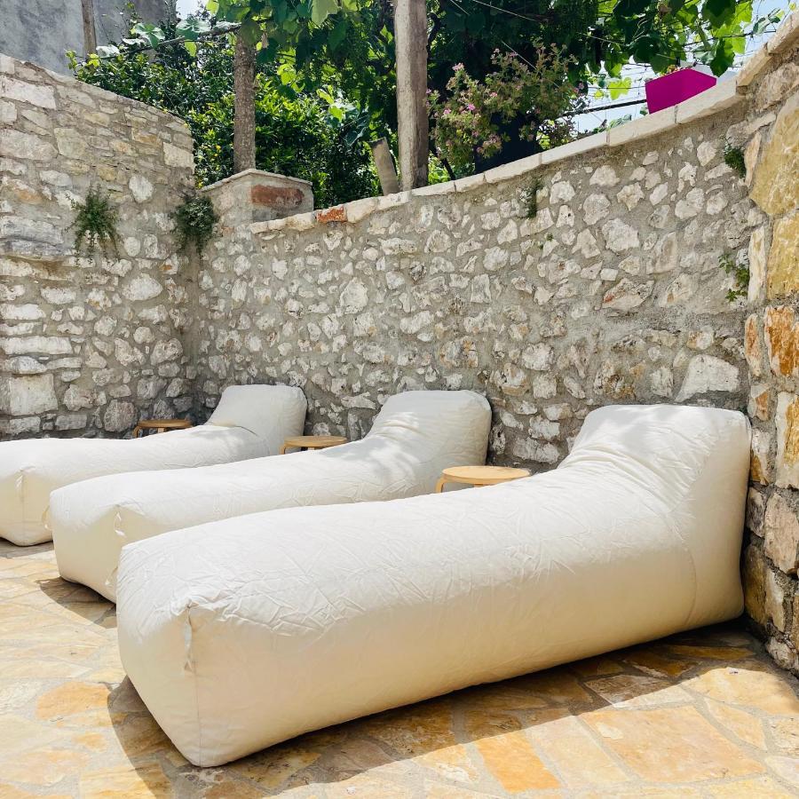 Mpolanos Guesthouse Himare Esterno foto