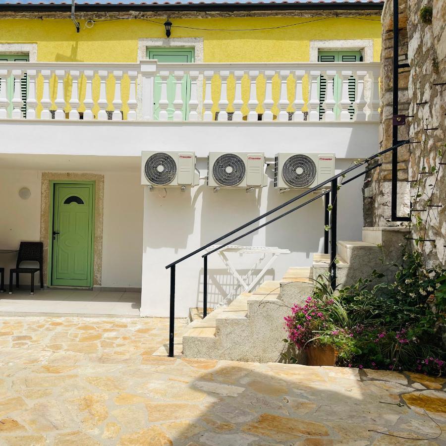 Mpolanos Guesthouse Himare Esterno foto