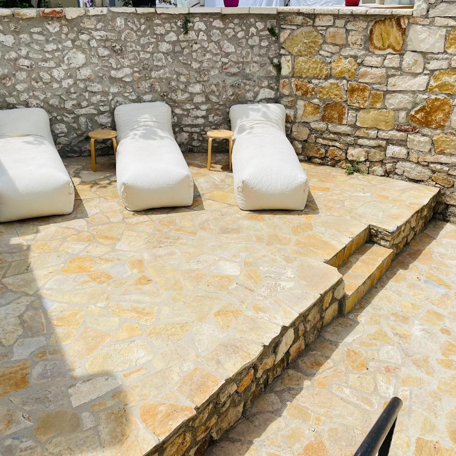 Mpolanos Guesthouse Himare Esterno foto